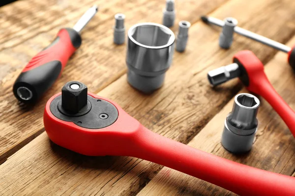 Instelling voor tools voor auto reparatie op houten achtergrond — Stockfoto