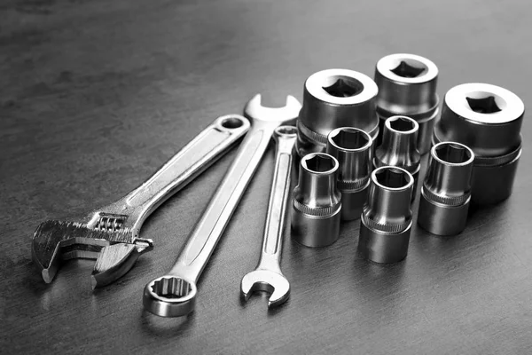 Ajuste de herramientas para la reparación de automóviles en mesa gris —  Fotos de Stock