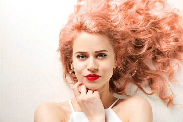 Frau mit gefärbten Haaren — Stockfoto