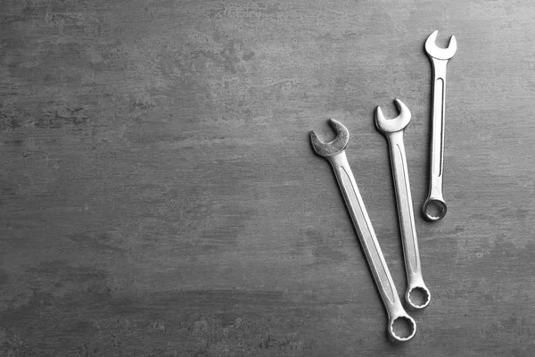Комбіновані ключі для ремонту автомобілів на сірому столі — стокове фото