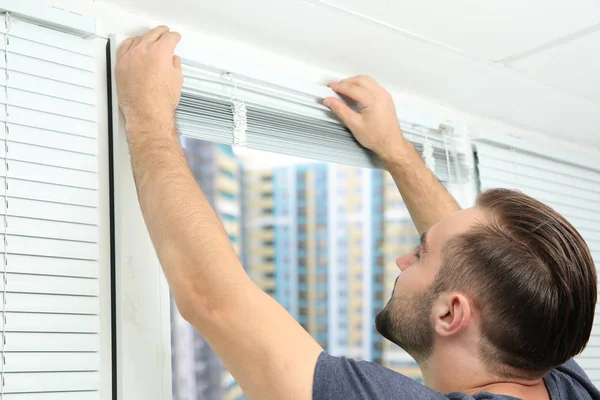 Man installeren venster blinds — Stockfoto