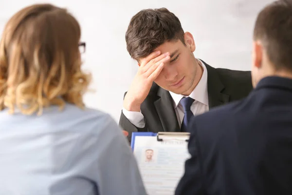 Comisión de Recursos Humanos entrevistando a joven — Foto de Stock