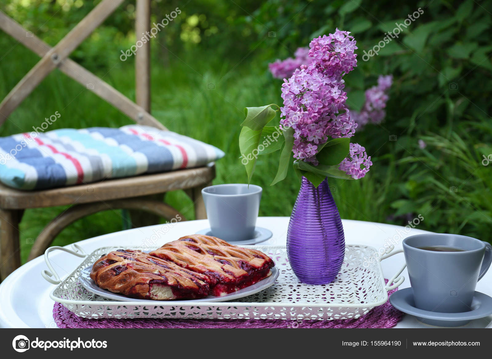 Frühstück im Fliedergarten — Stockfoto © belchonock 155964190