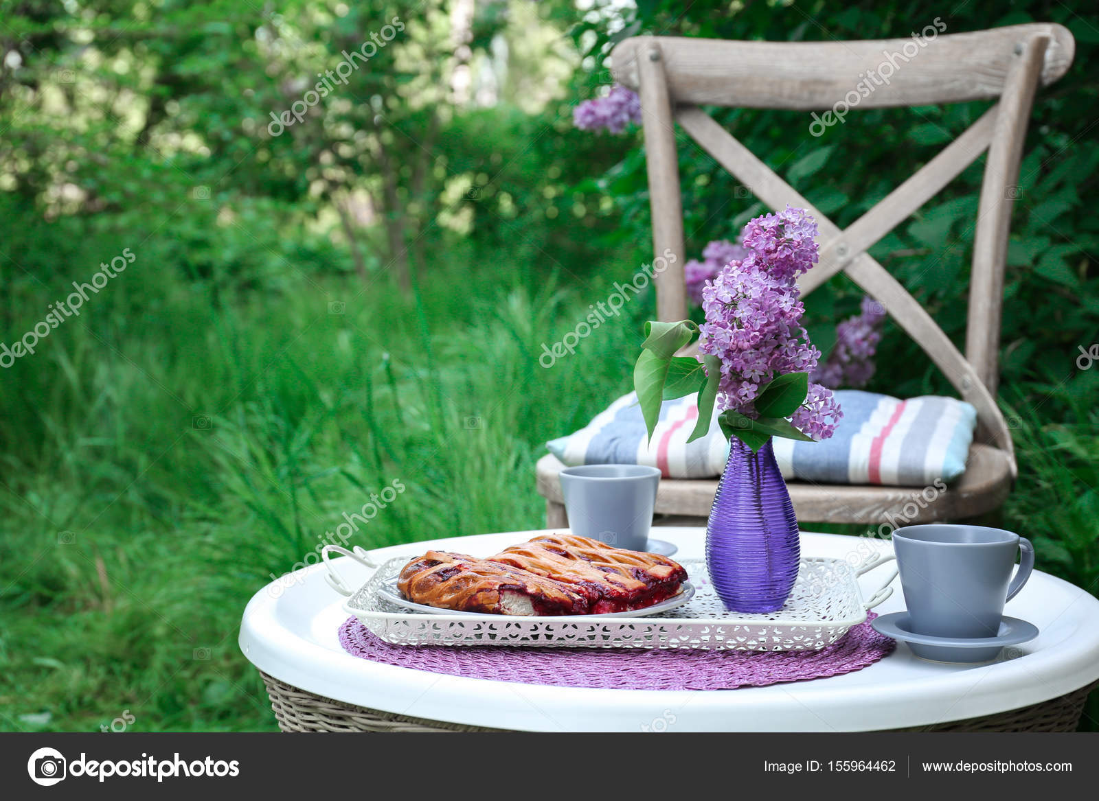 Frühstück im Fliedergarten — Stockfoto © belchonock 155964462
