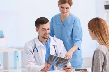 Doktor gösteren x-ışını fotoğrafı hastada klinik