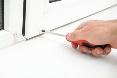 Adam pencere kepenkleri yükleme