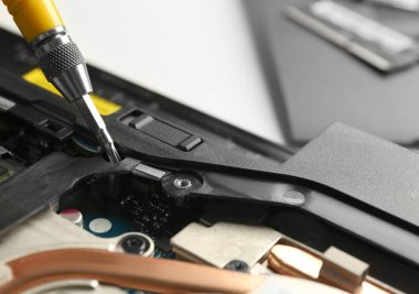 Tornavida ile dizüstü sökülmesi