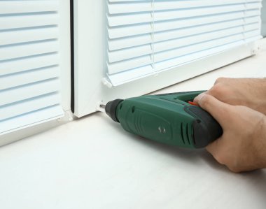 Adam pencere kepenkleri yükleme