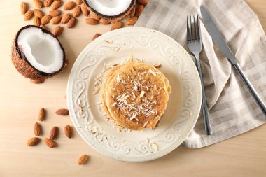 Lezzetli bir şekilde dekore edilmiş Hindistan cevizi krep