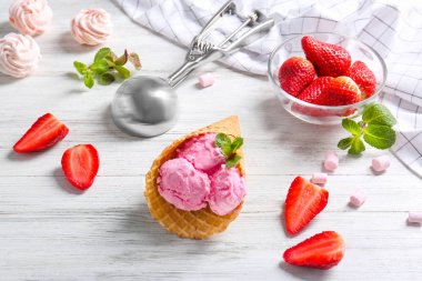 Gofret koni çilekli dondurma ile  