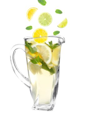 Cam sürahi içine düşen meyve dilimleri