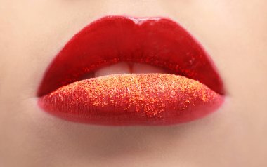 Dudakları ile yaratıcı makyaj