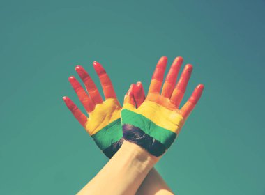 Gökkuşağı homoseksüel bayrağı boyalı eller 