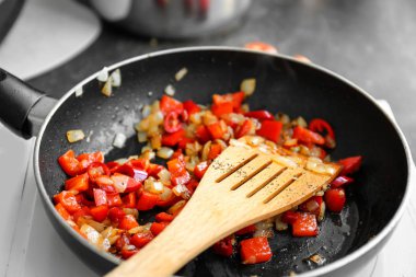 Tavada doğranmış soğan ve biber ile