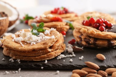 Lezzetli bir şekilde dekore edilmiş Hindistan cevizi krep