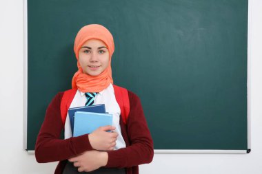 sırt çantası ile şirin kız 