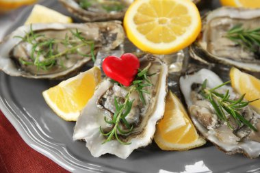 Dilimlenmiş limon ile lezzetli taze istiridye