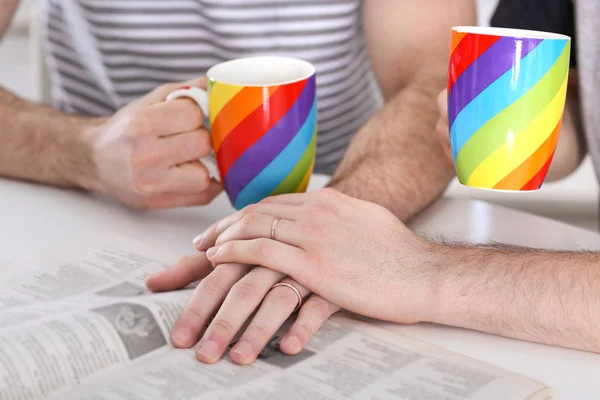 Feliz pareja gay cogida de la mano —  Fotos de Stock
