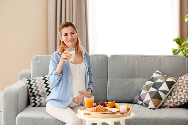 Jeune femme enceinte petit déjeuner — Photo