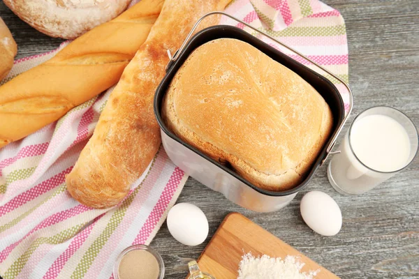 Brood gebakken in de brood machine — Stockfoto