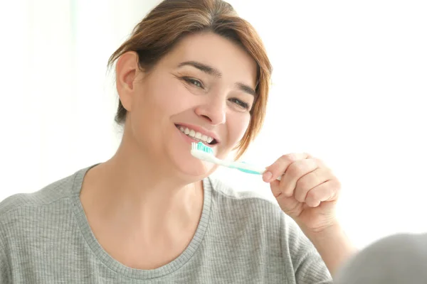 Mujer mayor limpiando dientes — Foto de Stock