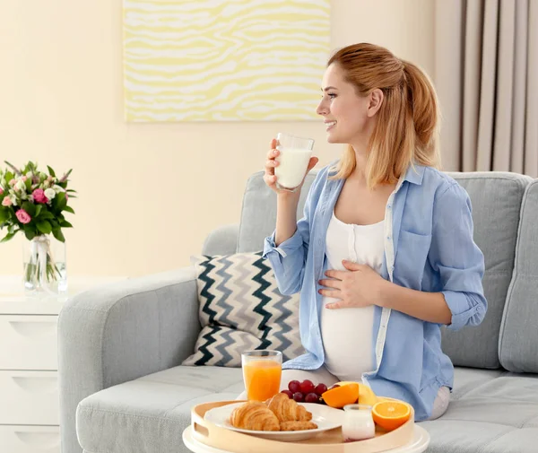 Молодая беременная женщина завтракает — стоковое фото