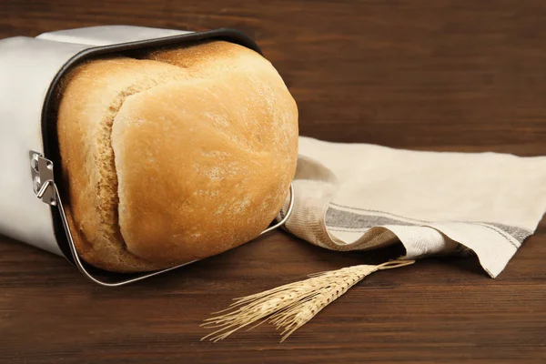 Pane cotto in macchina del pane — Foto Stock