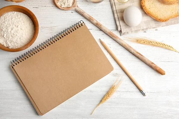 Caderno e ingredientes para pão — Fotografia de Stock