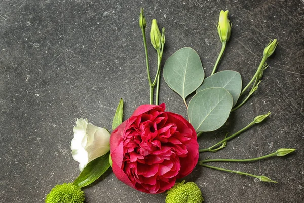 Belle composition avec des fleurs et des feuilles — Photo