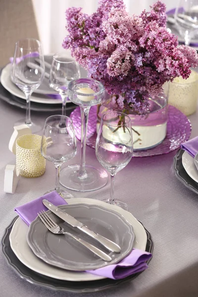 Table setting with beautiful bouquet of lilac — Stock Photo, Image