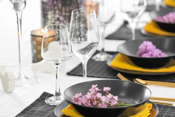 Beau décor de table avec plaques noires — Photo