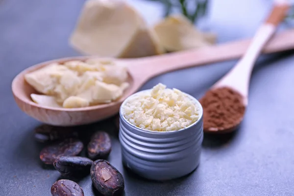 Komposisi yang indah dengan mentega kakao — Stok Foto