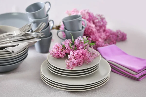 食器やライラックの花 — ストック写真