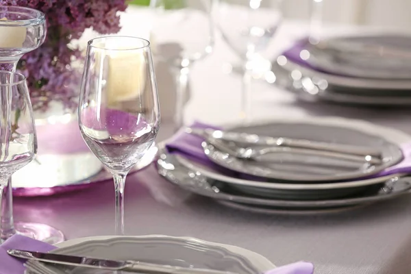 Table setting with bouquet of lilac — Stock Photo, Image