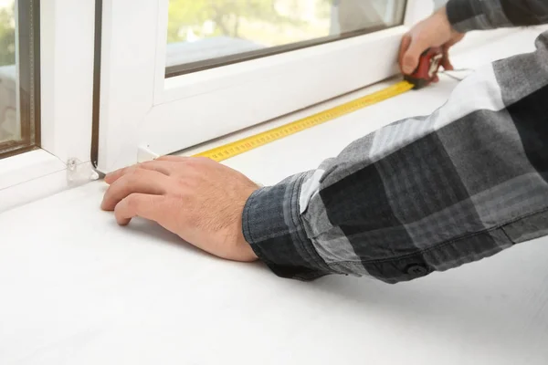 Hombre instalar cortinas de ventana — Foto de Stock