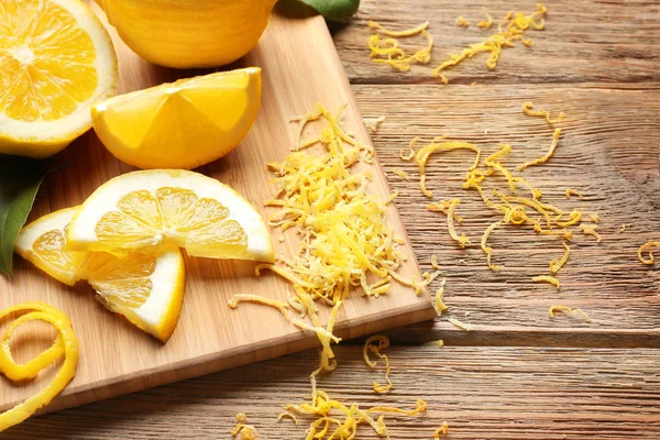 Deska s broušená citrony a říz — Stock fotografie