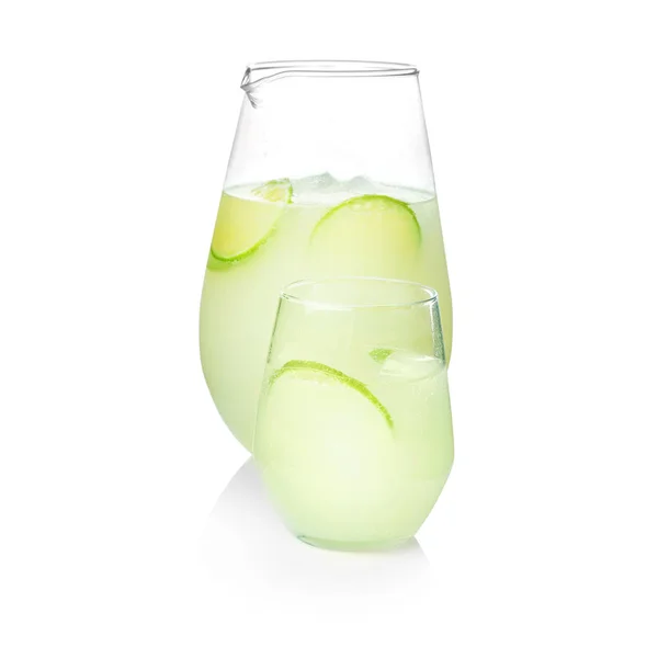 Кувшин и стакан освежающего лимонада — стоковое фото