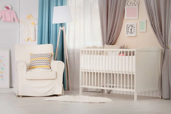 Interieur van de kamer licht gezellige baby — Stockfoto