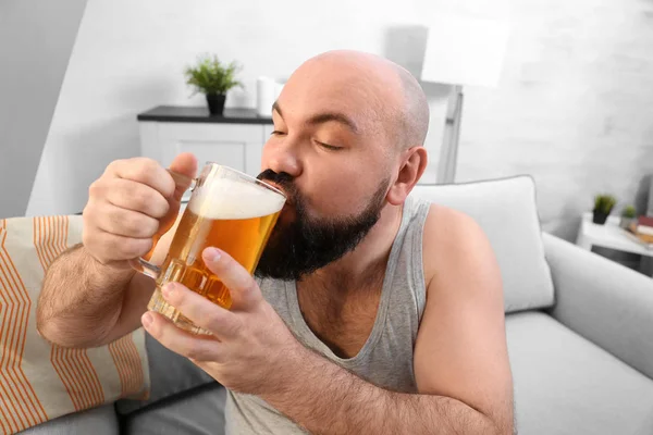 Uomo che beve birra a casa — Foto Stock