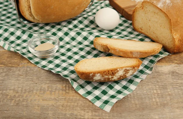 Pães assados em máquina de pão — Fotografia de Stock