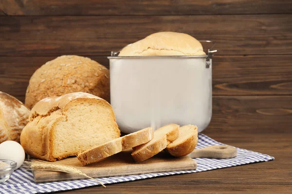Broden gebakken brood machine — Stockfoto