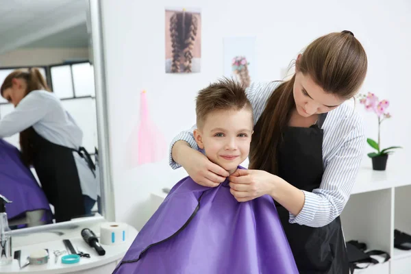 Ragazzo nel salone di parrucchiere — Foto Stock