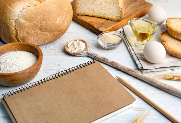 Defter ve ekmek için malzemeler — Stok fotoğraf