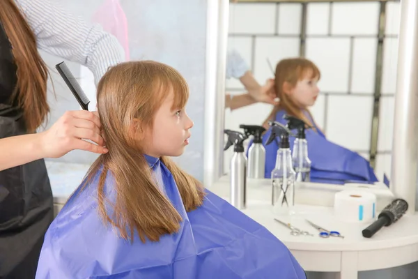 Девушка в парикмахерской — стоковое фото