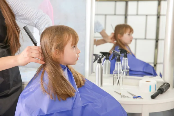 Menina no salão de cabeleireiro — Fotografia de Stock