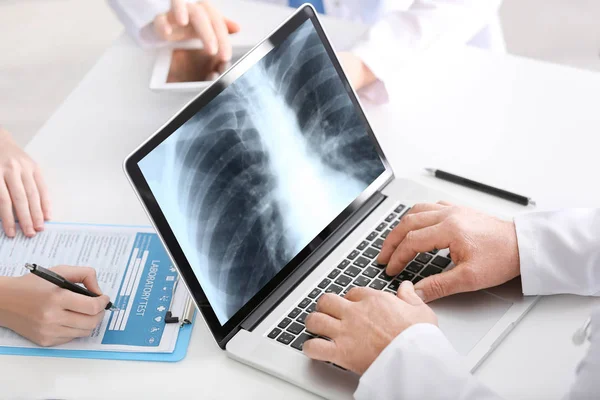 Doctors looking at chest x-ray scan — Stock Photo, Image