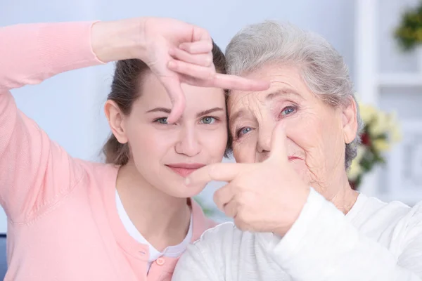Großmutter und Enkelin, Nahaufnahme — Stockfoto