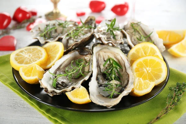 Lekkere verse oesters met gesneden citroen — Stockfoto