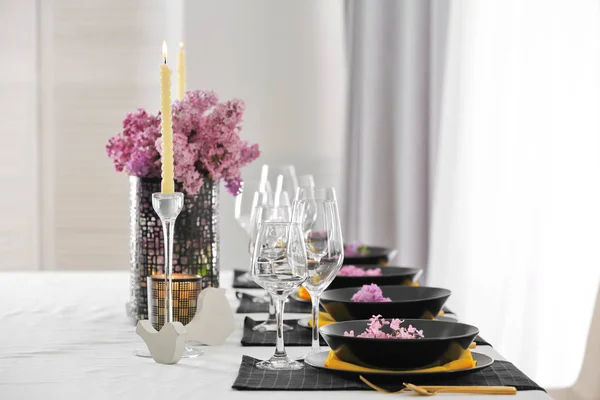 Schöne Tischdekoration mit schwarzen Tellern — Stockfoto