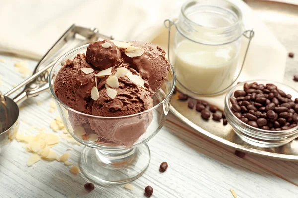 Delicioso sorvete de chocolate — Fotografia de Stock